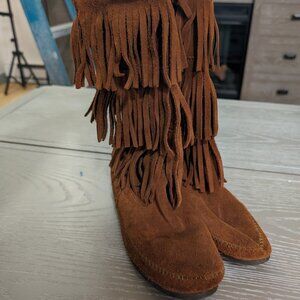 ** SOLD ** Minnetonka 3 layered-fringe Moccasin sz 9
